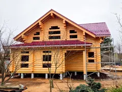 Строительство срубов из бревна в Москве и области размерами 10x12 с мансардой по проекту 911