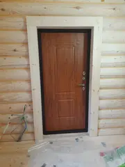 Установка металлической входной двери сруба