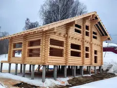 Деревянные дома в зеленых и коричневых цветах: отделка герметик, покраска, утепление, электрика, установка пластиковых окон