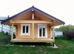 Небольшая деревянная баня с террасой одноэтажная