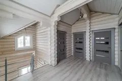 Отделка проемов сруба наличниками ручной работы