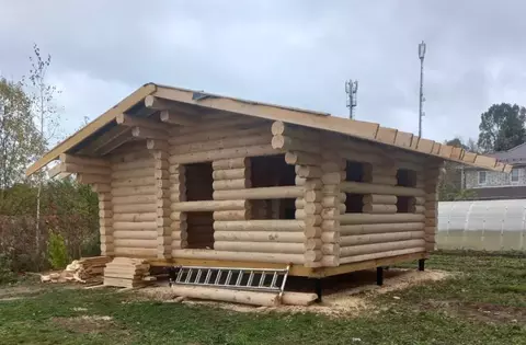 Строительство: Одноэтажная баня из бревна с комнатой отдыха