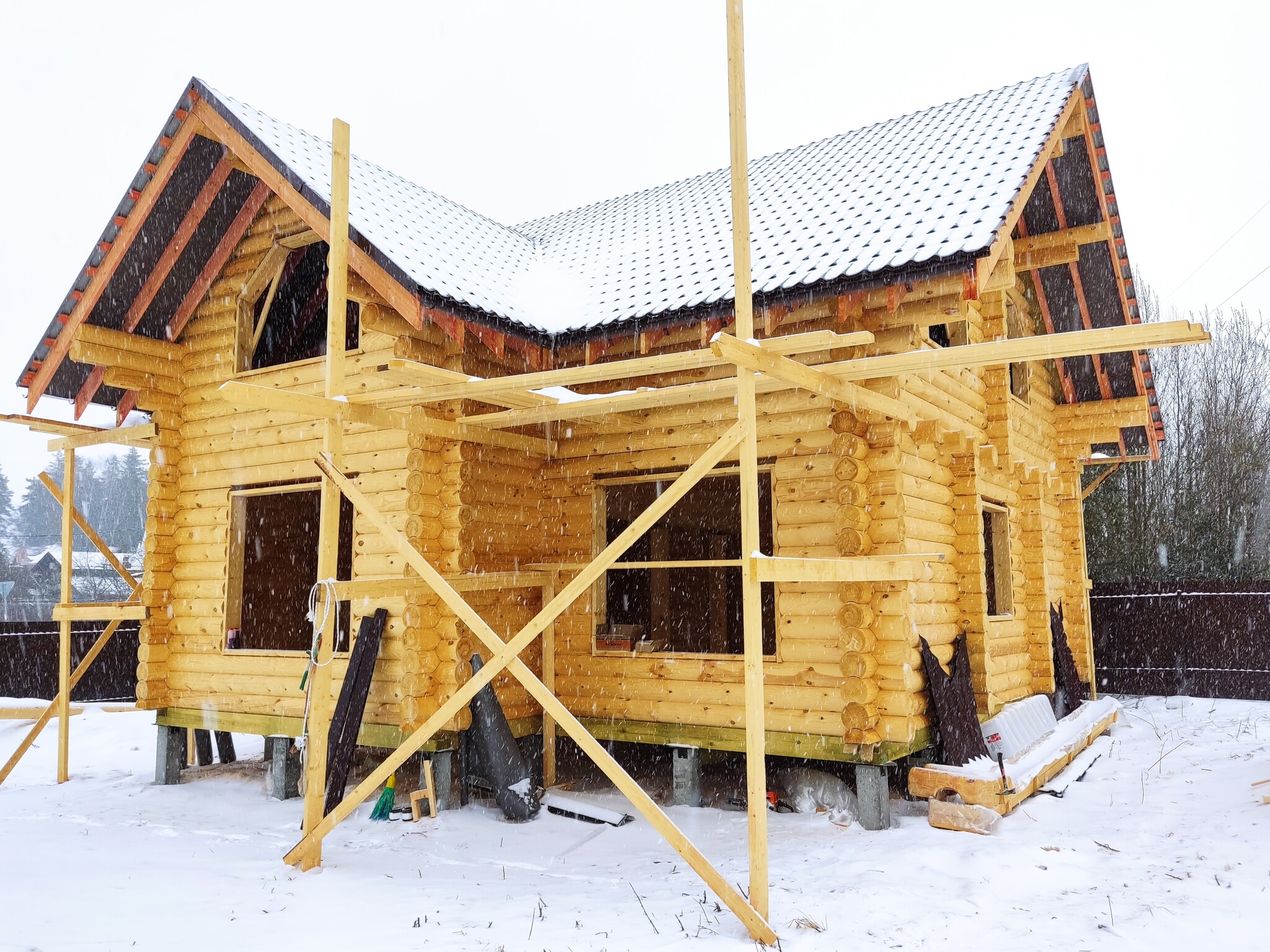 Фото строительства дома из оцилиндрованного бревна 240мм по проекту #1209