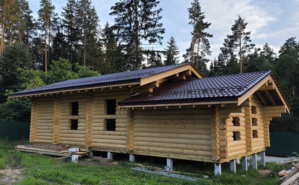 Строительство: Одноэтажный дом-дуплекс из бревна