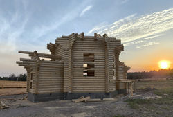 строительство часовни из бревна в октябре 2024