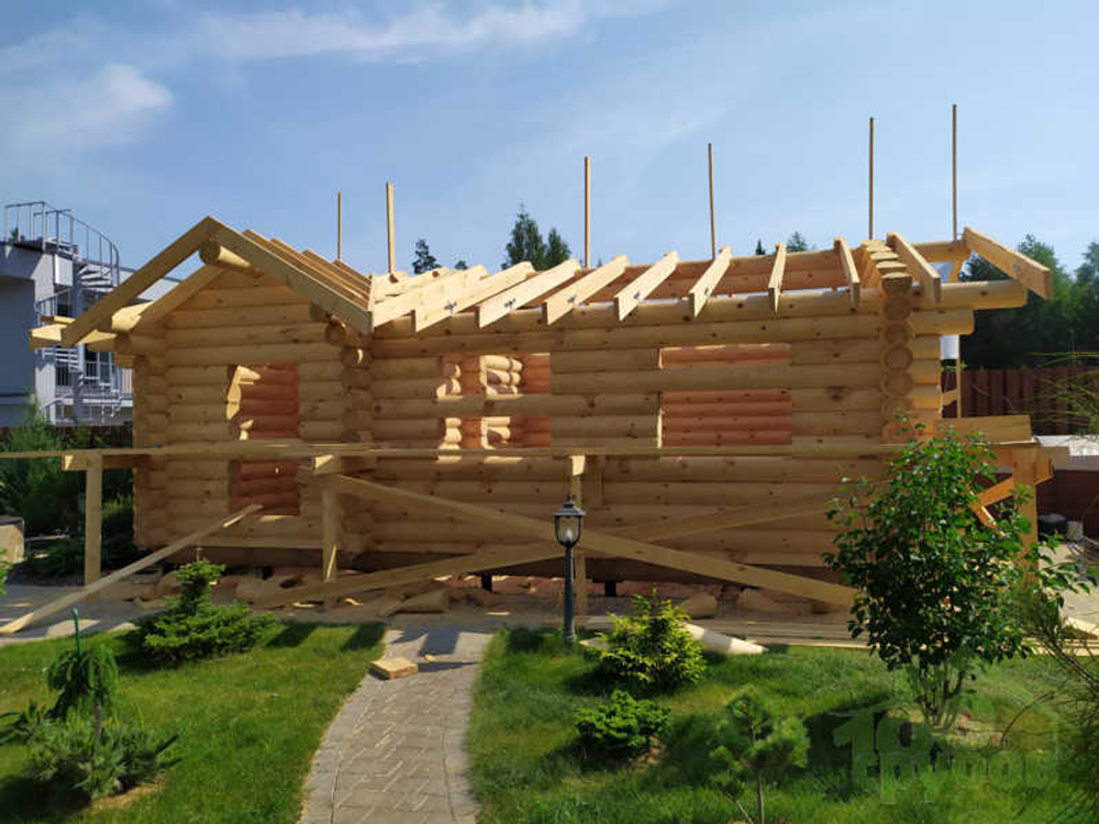 В одноэтажном доме из бревна срубов просторно | Фундамент ростверк или сваи