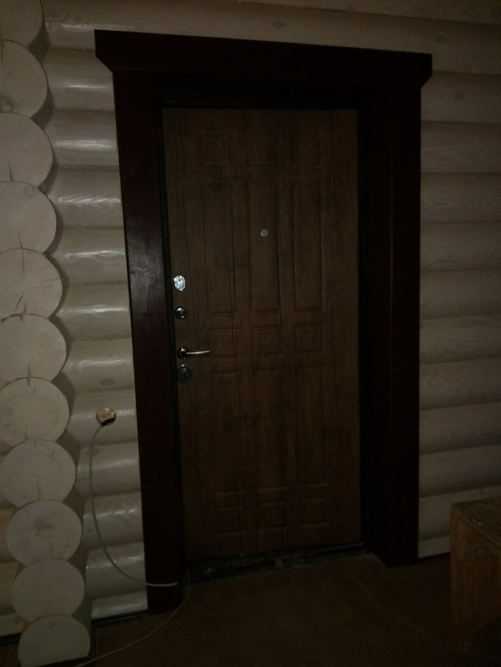 Установка металлической входной двери сруба