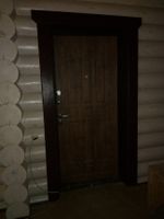 Установка металлической входной двери сруба