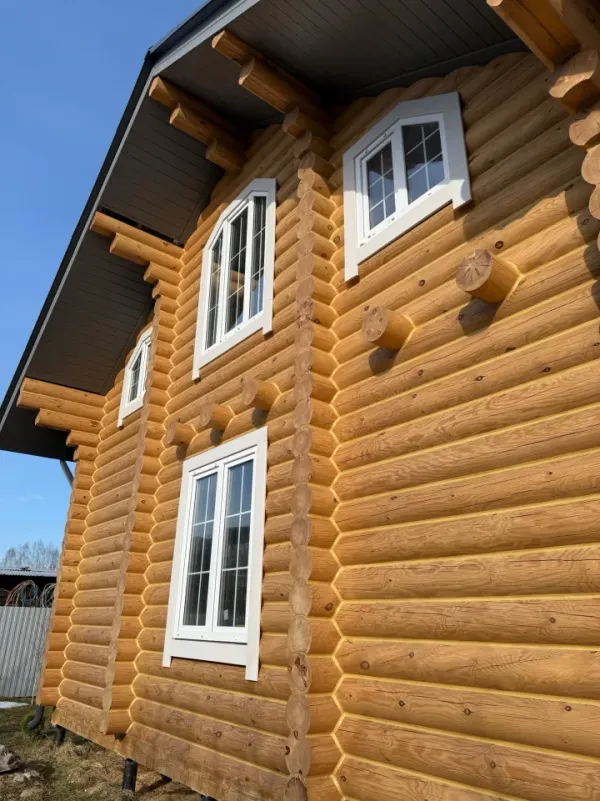 Жилые дома с мансардой из бревна срубов в марте 2026