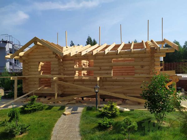 В одноэтажном доме из бревна срубов просторно | Фундамент ростверк или сваи