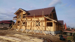 Фото сборки коттеджа из бревна #272