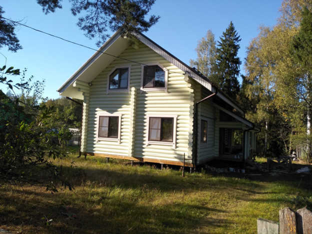 Деревянные дома в зеленых и коричневых цветах: отделка герметик, покраска, утепление, электрика, установка пластиковых окон