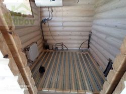 В одноэтажном доме из бревна срубов просторно
