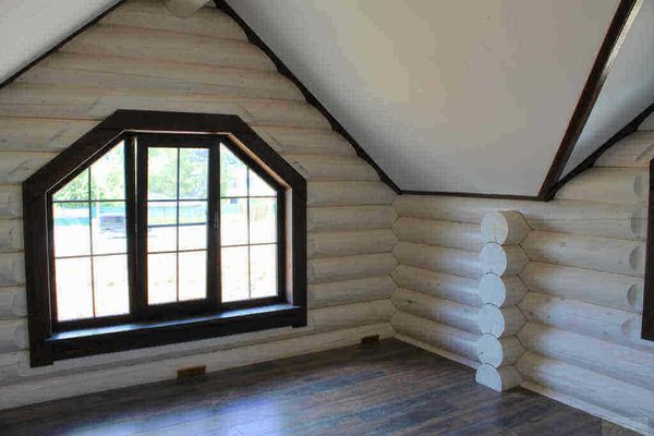 Отделка проемов сруба наличниками ручной работы 2