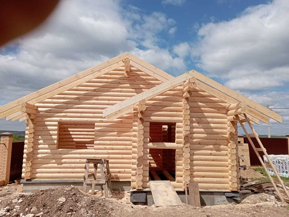 #1217 баня бревно 200мм собрана под постоянные стропила, май 2022