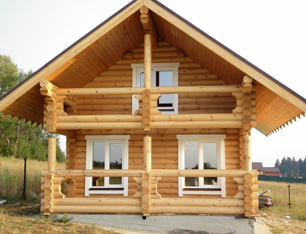 Дачные срубы домов-бань с террасой и балконом