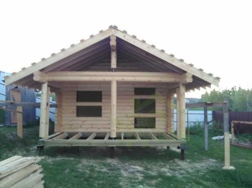 Небольшая деревянная баня с террасой одноэтажная