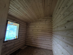 В одноэтажном доме из бревна срубов просторно | Фундамент ростверк или сваи