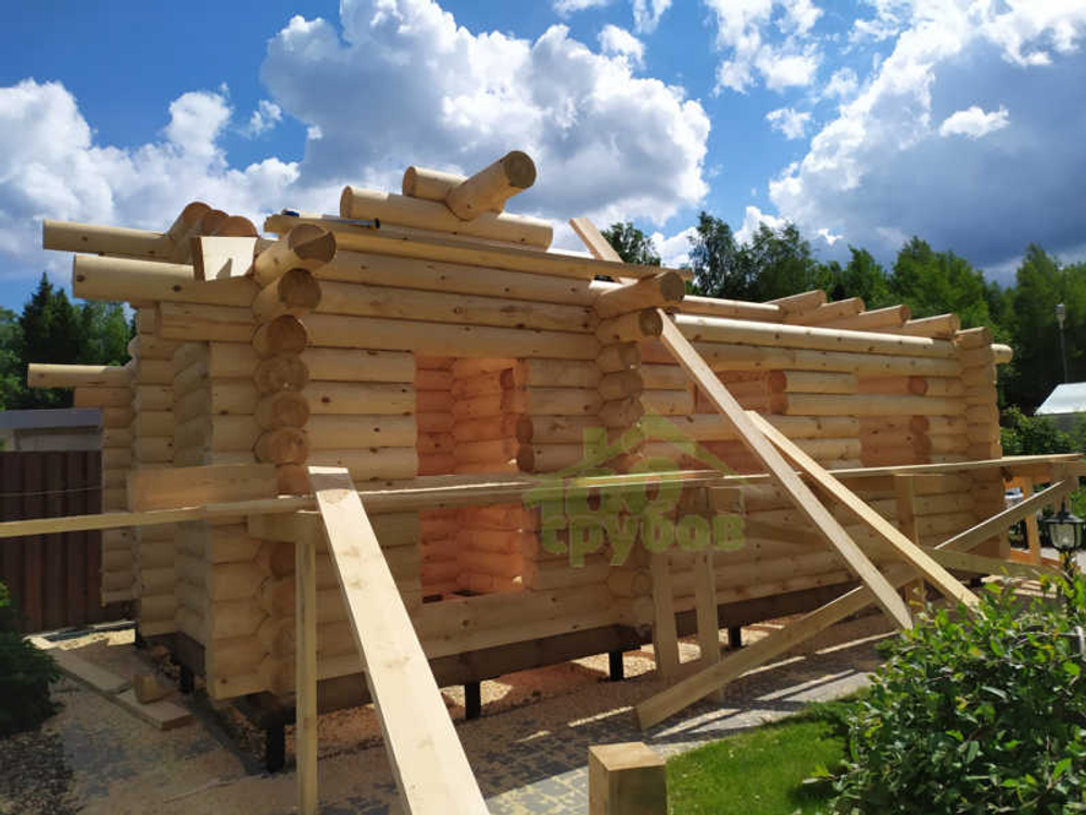 В одноэтажном доме из бревна срубов просторно | Фундамент ростверк или сваи