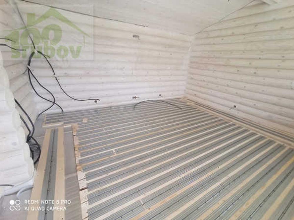 В одноэтажном доме из бревна срубов просторно | Фундамент ростверк или сваи