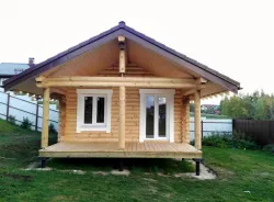 Небольшая деревянная баня с террасой одноэтажная