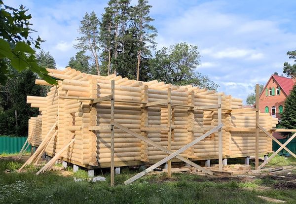 Июнь 2025 года: сборка бани-дома 1538 в бревне 260 мм