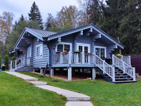 Сруб одноэтажного дома с террасой