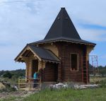 Часовня из бревна в июле 2025