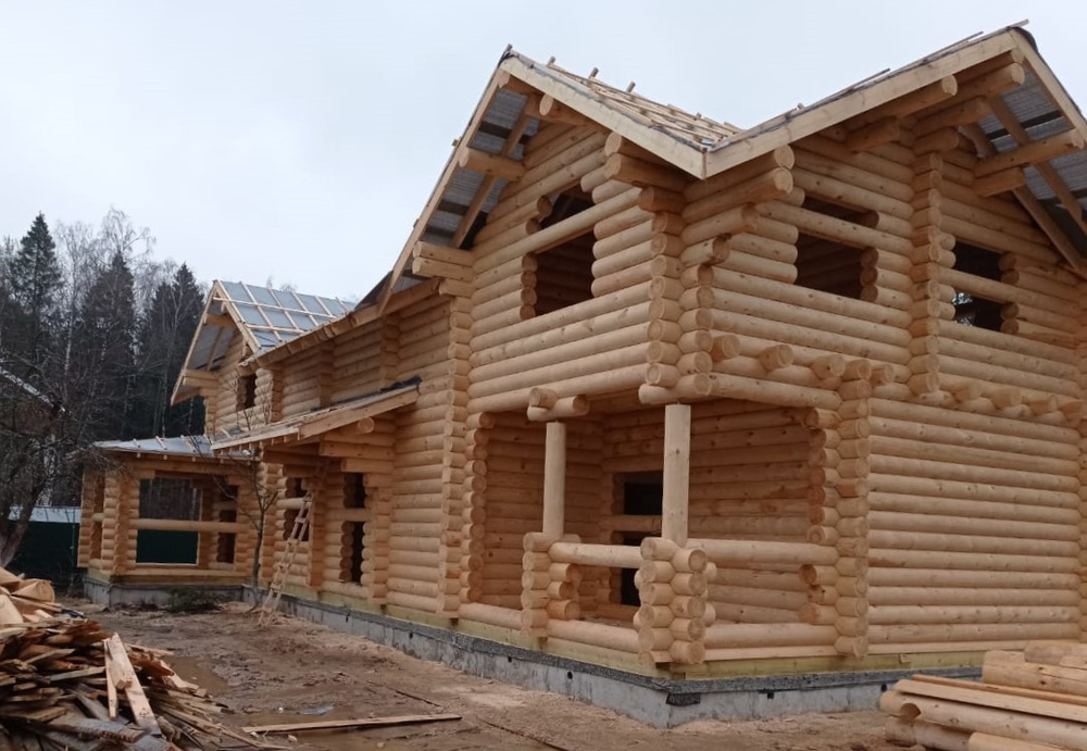 #1071 собран коттедж из бревна 260мм под постоянные стропила