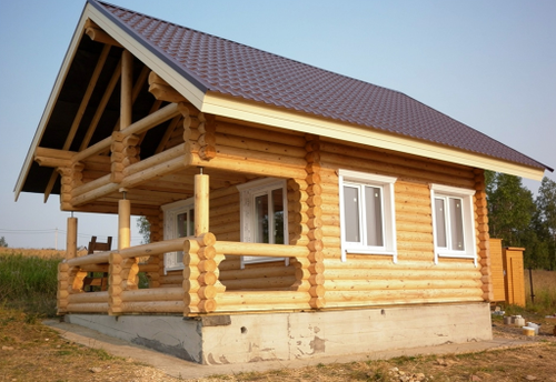 Дачные срубы домов-бань с террасой и балконом