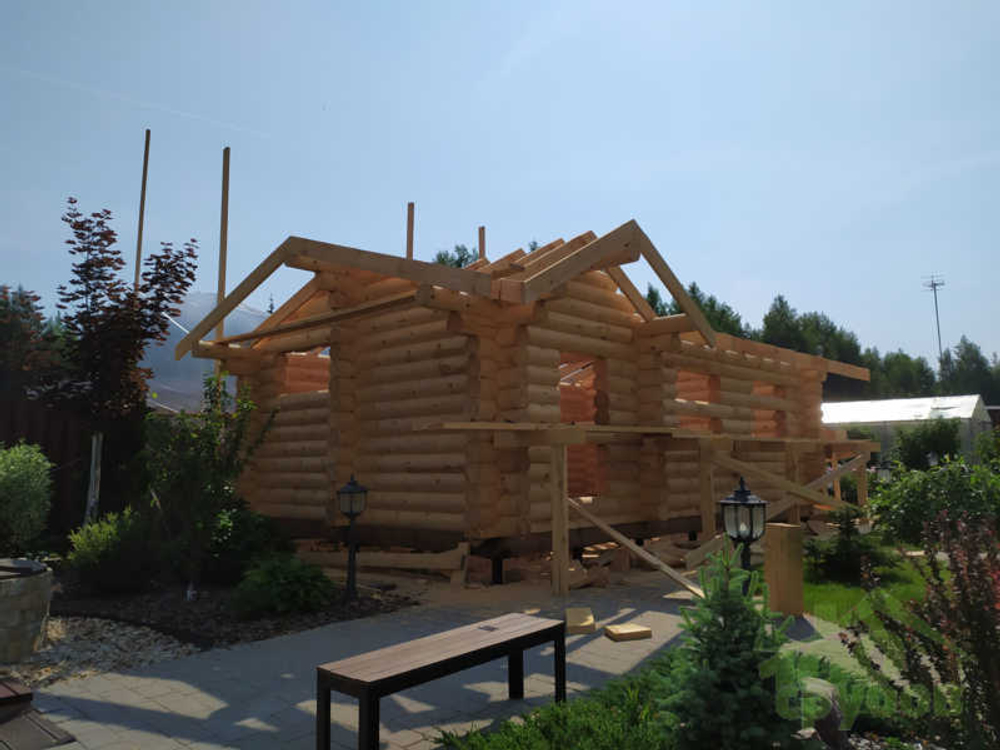 В одноэтажном доме из бревна срубов просторно | Фундамент ростверк или сваи