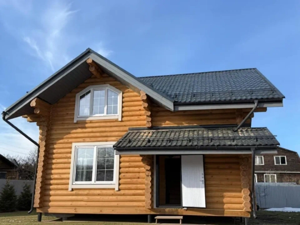 Жилые дома с мансардой из бревна срубов в марте 2026