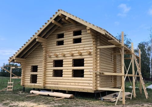 Загородные и дачные дома с мансардой из срубов в современном стиле