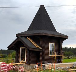 Часовня из бревна в июле 2025
