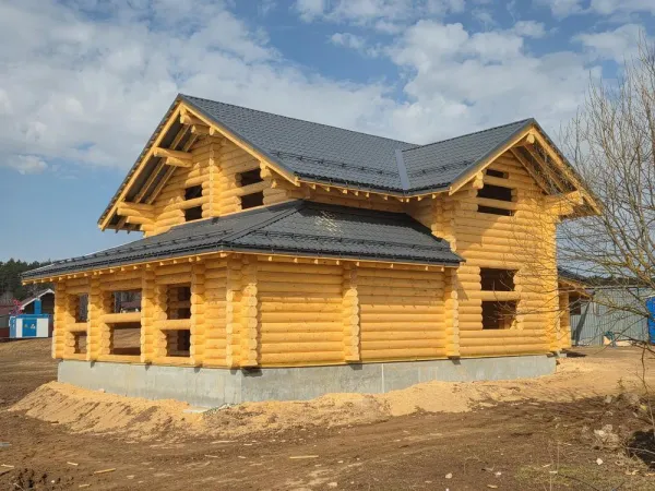 Строительство дома с верандами из бревна 260мм под усадку и под ключ