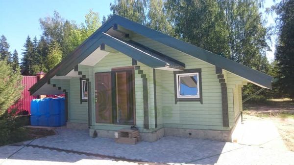 необычный одноэтажный дом по проекту #547 из сруба, с эркером в гостиной