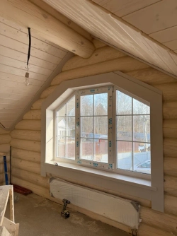 Жилые дома с мансардой из бревна срубов в марте 2026