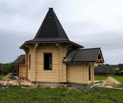 Часовня из бревна в мае 2025