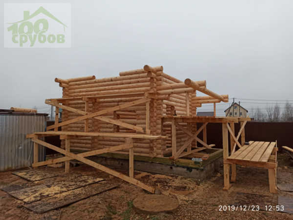 Банька 958 из зимнего леса: сборка под постоянные стропила