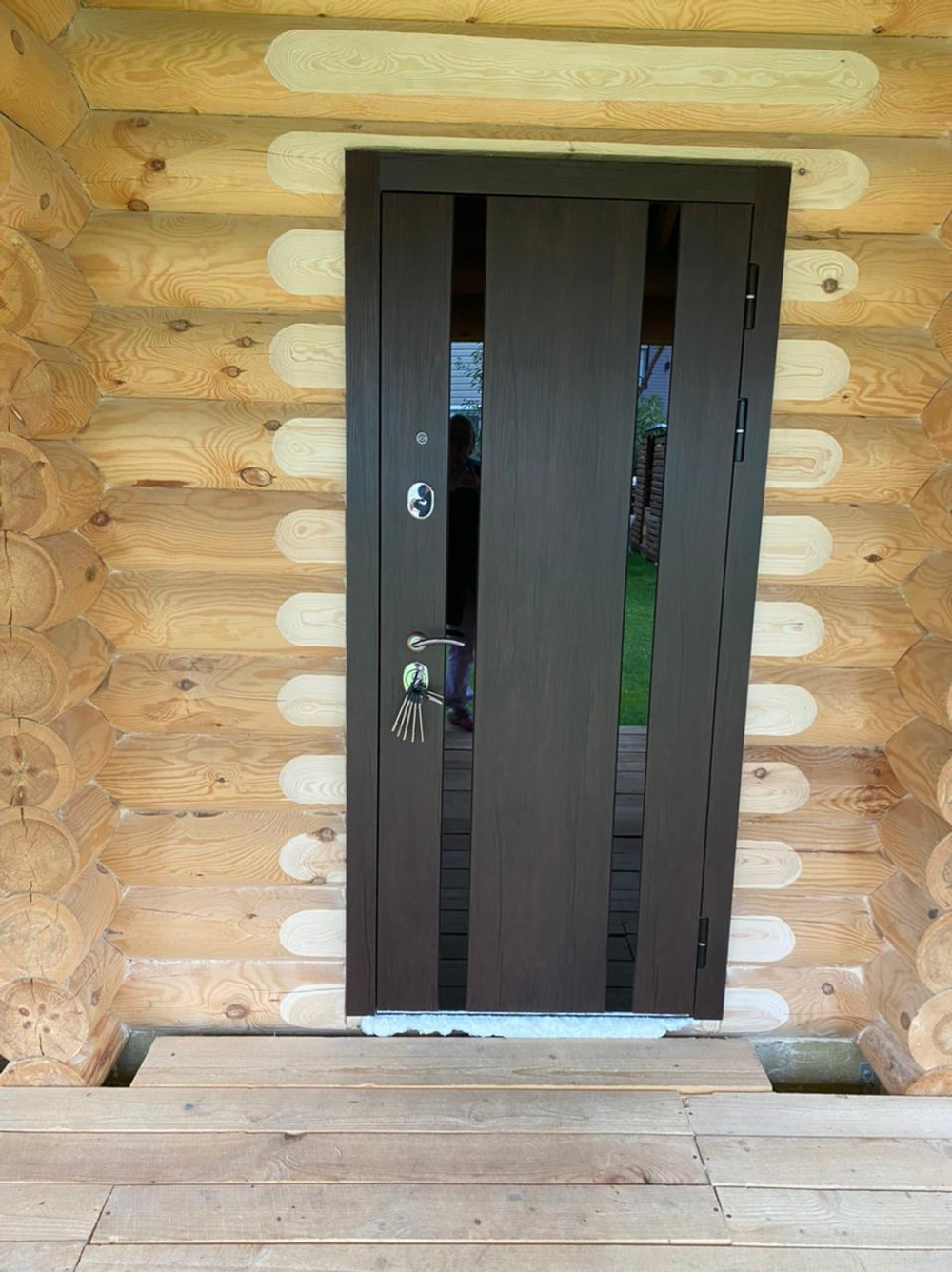 установлена входная дверь в сруб дома #1121