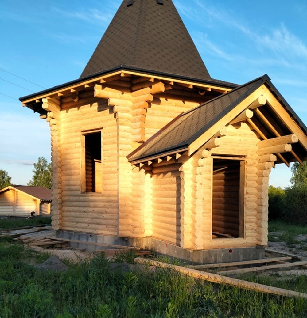 Часовня из бревна в мае 2025