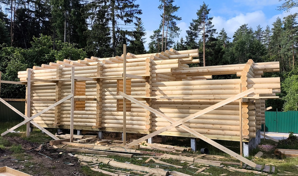 Июнь 2025 года: сборка бани-дома 1538 в бревне 260 мм