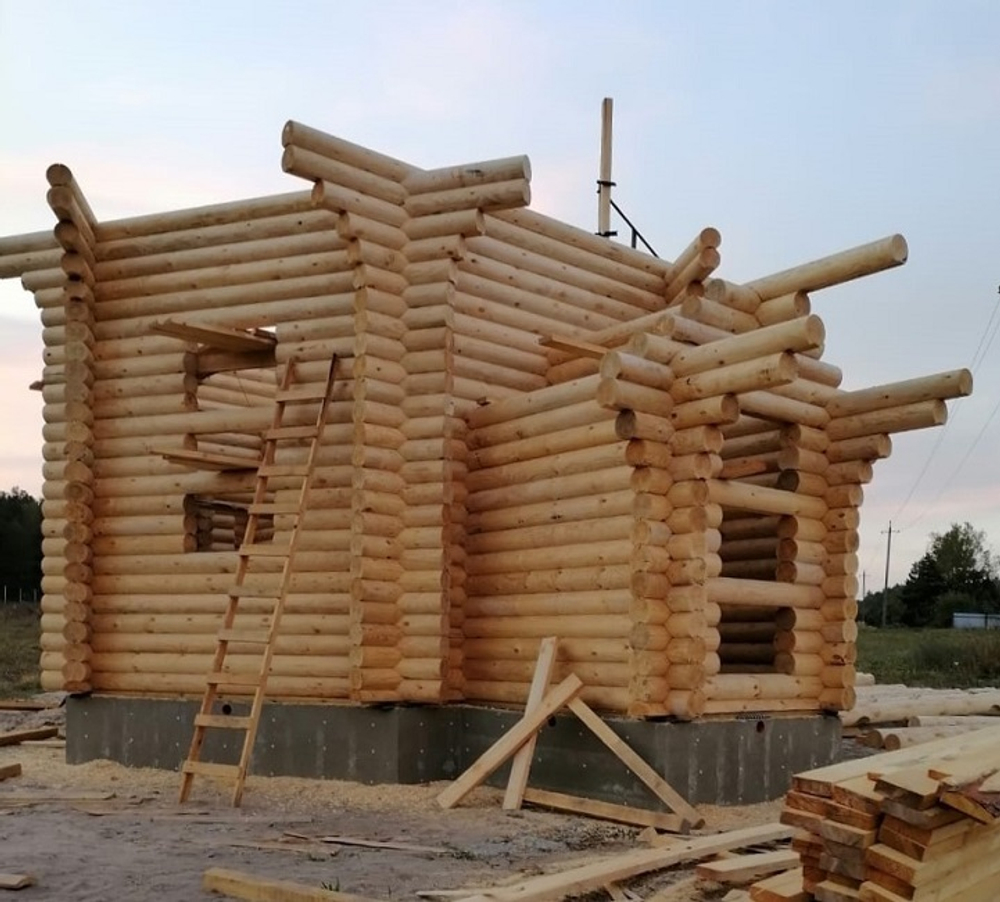 строительство часовни из бревна в сентябре 2024