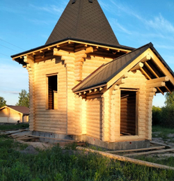 Часовня из бревна в мае 2025