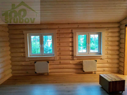 В одноэтажном доме из бревна срубов просторно | Фундамент ростверк или сваи