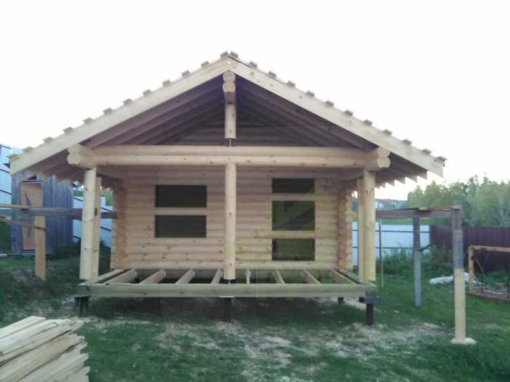 Небольшая деревянная баня с террасой одноэтажная