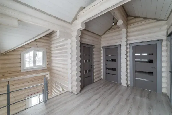 Отделка проемов сруба наличниками ручной работы 1