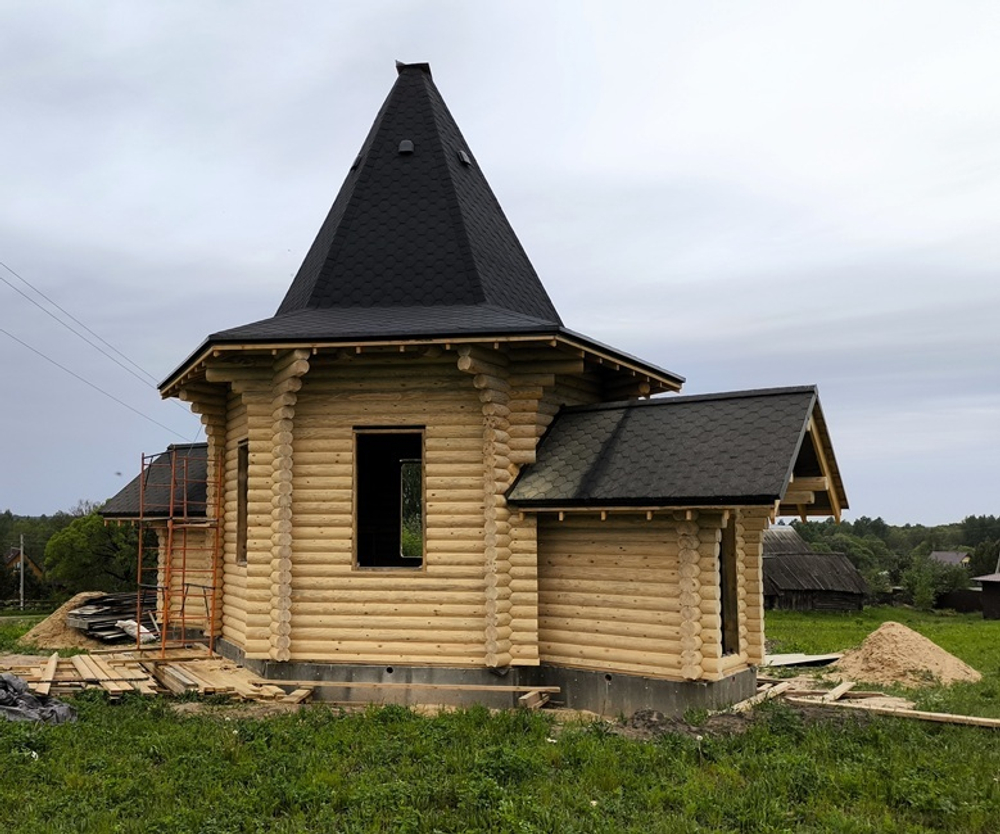 Часовня из бревна в мае 2025