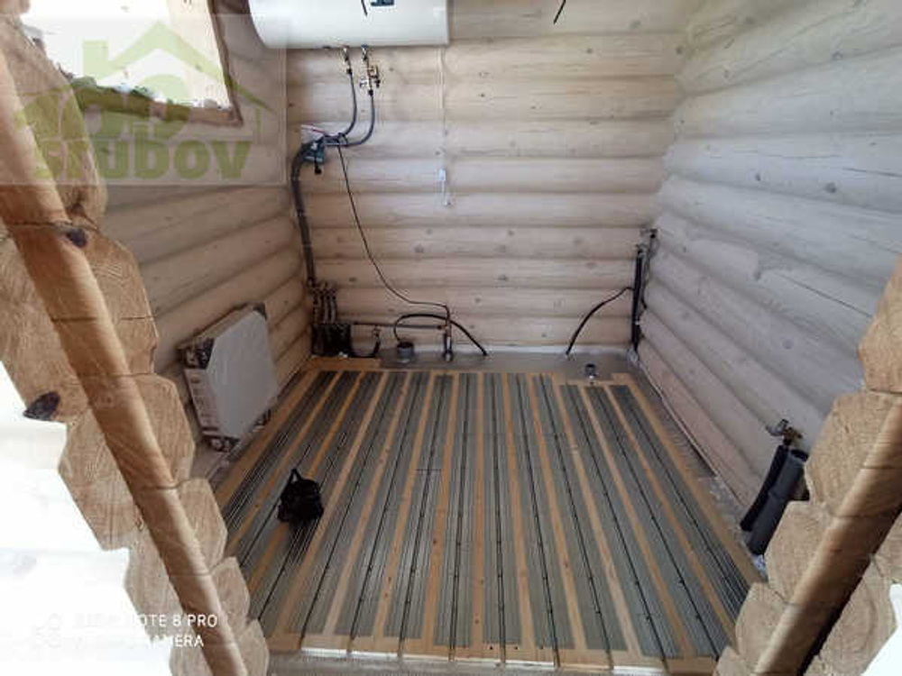 В одноэтажном доме из бревна срубов просторно | Фундамент ростверк или сваи