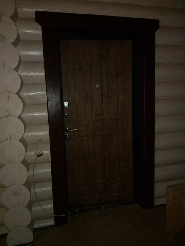 Установка металлической входной двери сруба